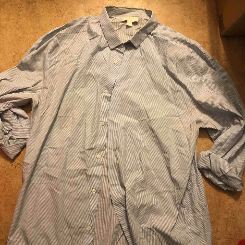 Randig skjorta i skönt material från cos. Oversize passform på 36/38. Skjortor.
