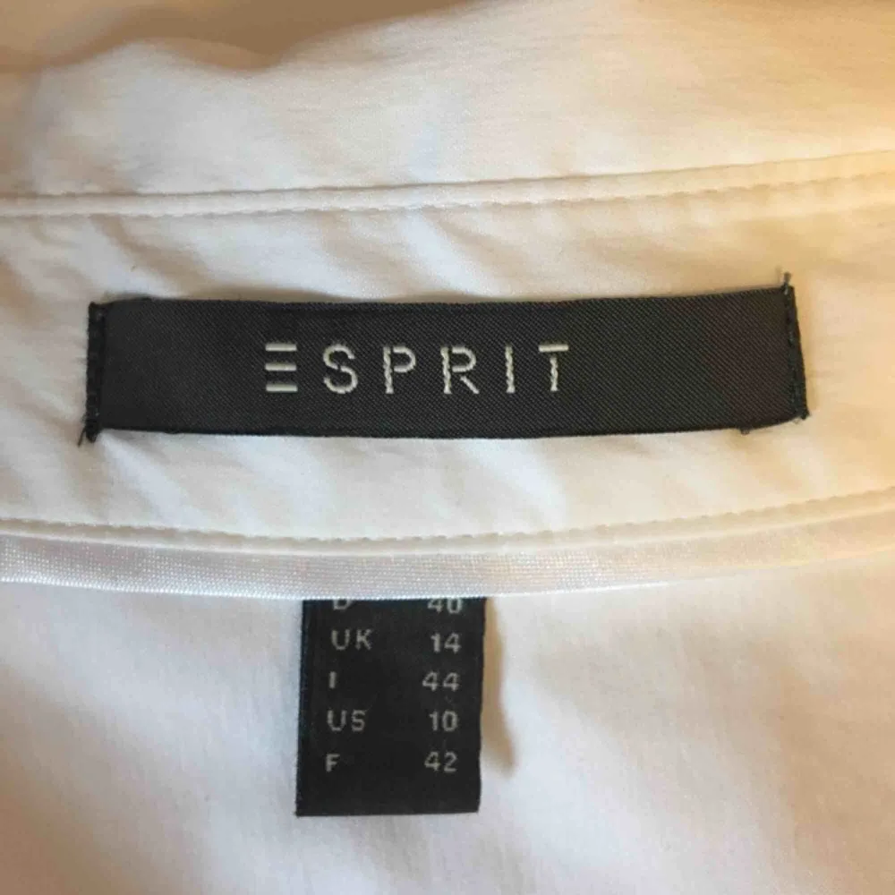 Vit skjorta i väldigt bra skick från Esprit. Frakt tillkommer på 36kr❣️. Skjortor.