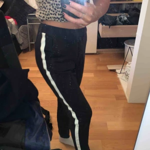  - Väldigt sköna tunna byxor som är snygga både till vardags eller fest! 