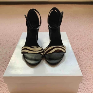 - Svarta låga klackar i storlek 38. Använda ett fåtal gånger. Frakt tillkommer  Pris kan alltid diskuteras 