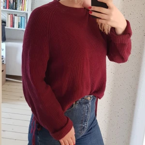 - Tröja i burgundy med fin detalj. Köparen står för frakt. Jag har M, sitter väldigt snyggt lite oversize