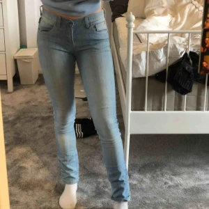  - Säljer mina jättesnygga, lågmidjade jeans som är köpta på beyond retro för 350kr. Sitter supersnyggt. 
