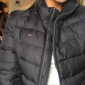  - Assnygg dunjacka från Tommy Hilfiger, sparsamt använd då jag haft en annan jacka under vintertiden. Köpt för 1500💞💞