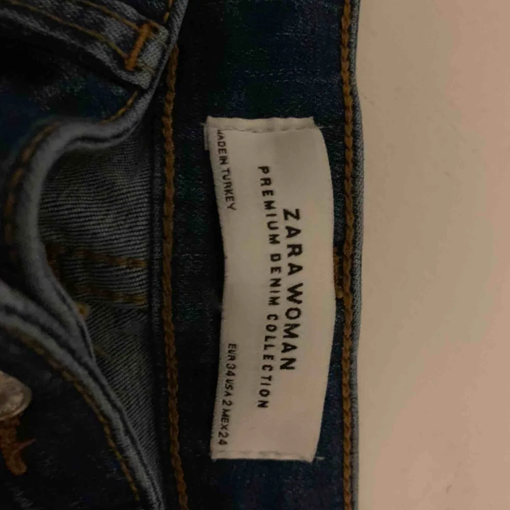 Superfina Bootcut jeans från zara som jag önskar jag kunde ha. Helt oanvända då jag sytt upp de något (Zaras jeans är generellt sett väldigt långa) men de blev då något för korta. Är själv 167cm och passar mej perfekt i midjan.. Jeans & Byxor.