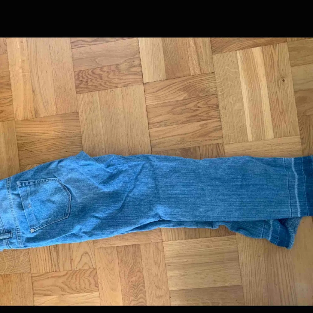 Jätte snygg jeans som är raka och kortare där nere från Riga, storlek 36 ( passar även 38). I gott skick! . Jeans & Byxor.