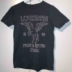  - Jättefin t-shirt i urtvättad svart färg från Gina Tricot. Säljer pågrund av att den är för liten. Strl xs!