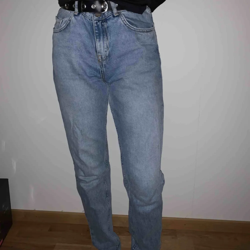 Jeans från BikBok i momjeans modell. Säljes pga för små för en s-m men passar en xs-s.. Jeans & Byxor.