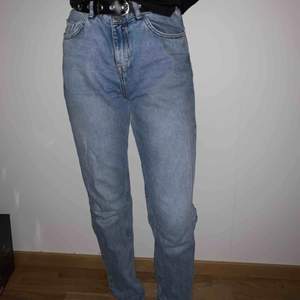 Jeans från BikBok i momjeans modell. Säljes pga för små för en s-m men passar en xs-s.