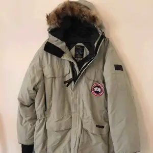 Canada Goose Winter Jacket with real fur good! In Excellent condition. Size XL 