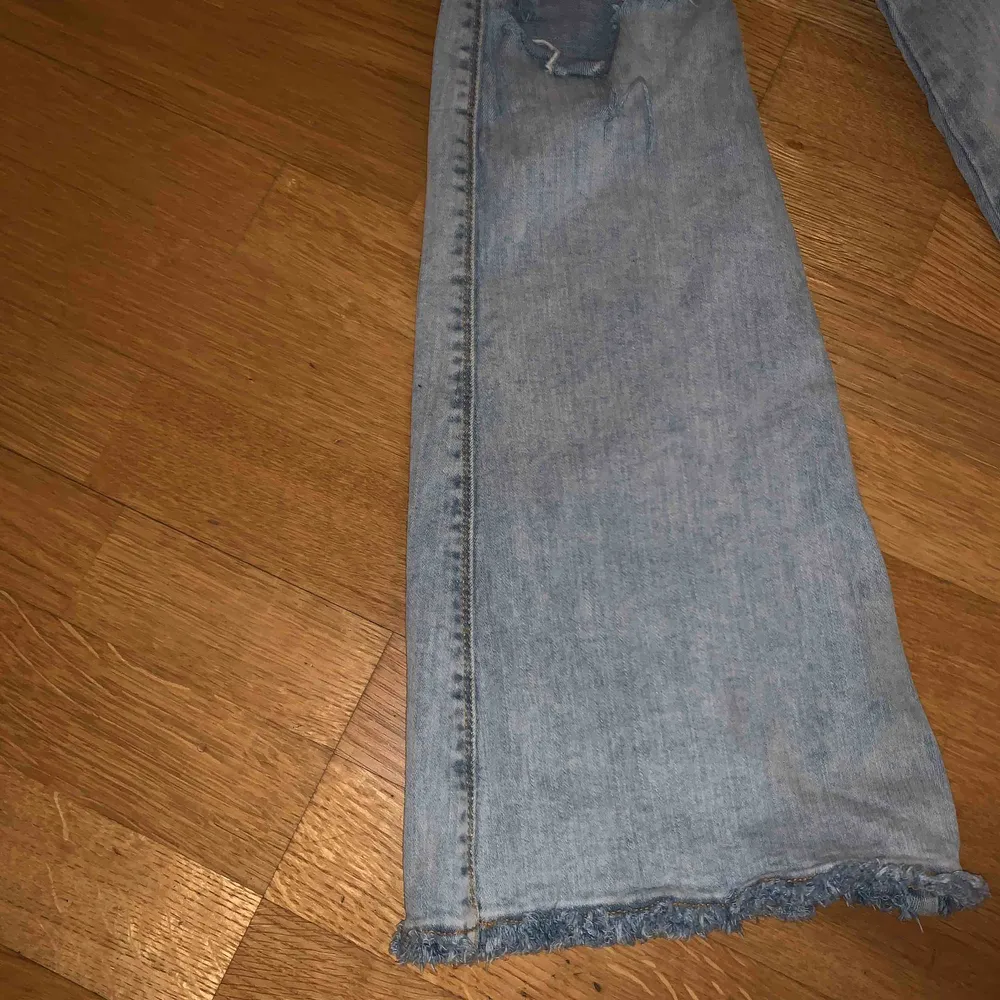 Bootcut jeans från DRDEMIN som jag klipp håll i och gjort fransar nedtill skälv. . Jeans & Byxor.