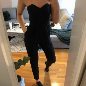  - Jumpsuit från Cubus tror jag.. inte säker, har klippt bort lappen. Sjukt snygg till festligheter!