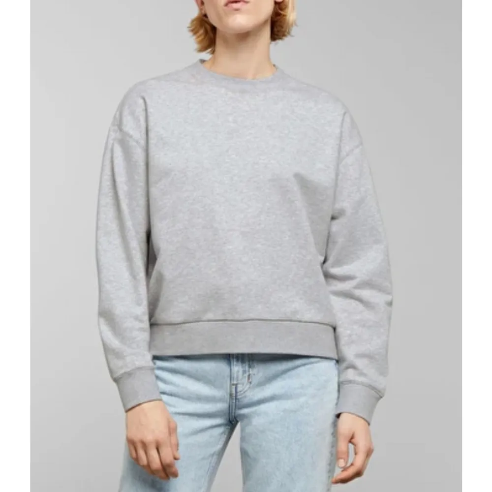 Fin grå tröja från Weekday i modellen huge cropped sweatshirt. Fint skick. Möts upp i Stockholm eller skickar mot porto! . Tröjor & Koftor.