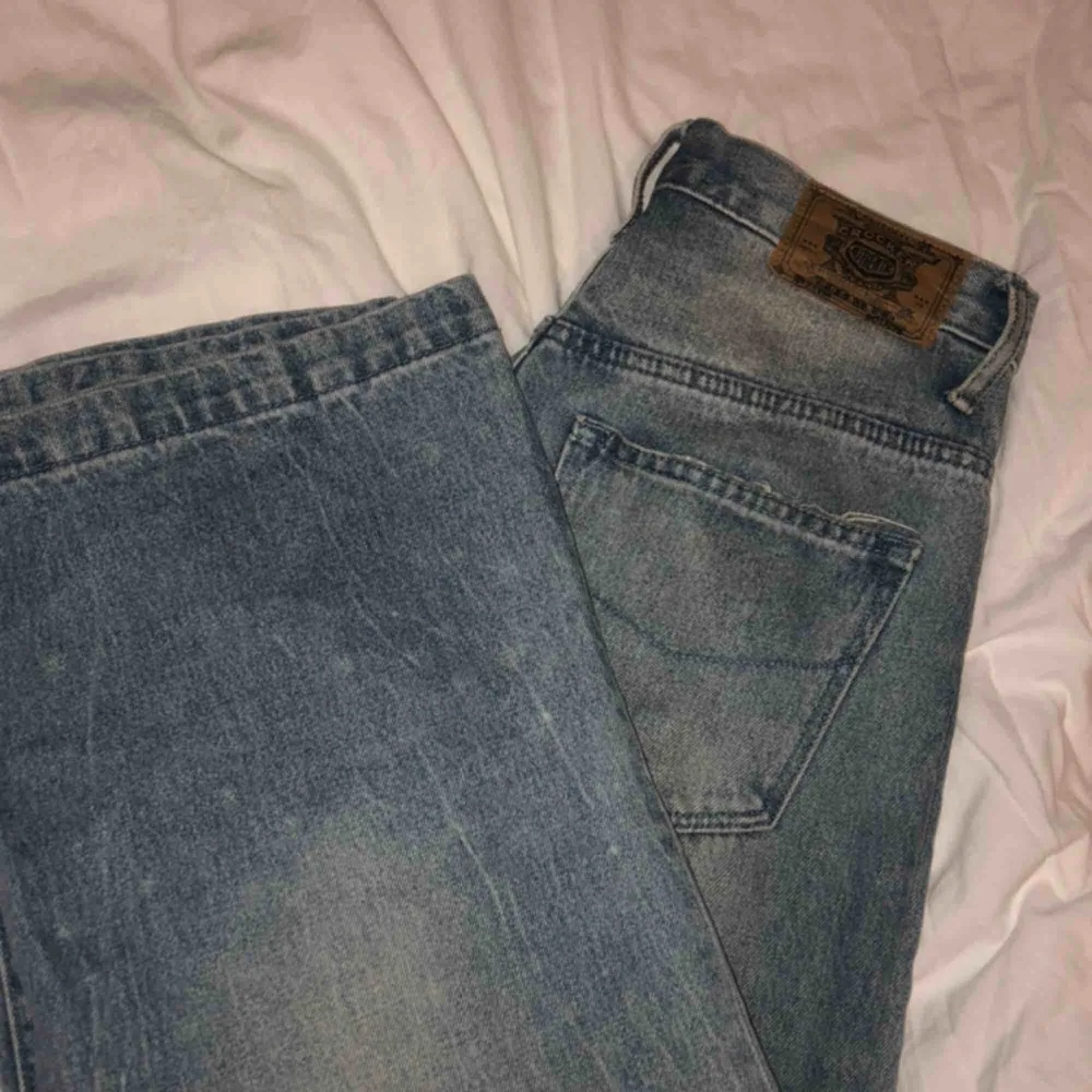 Jeans från Crocker säljes. Vida vid benen. Köparen står för frakt. . Jeans & Byxor.