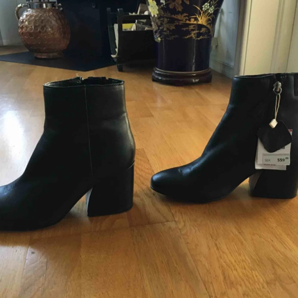 Säljer dessa helt nya, ÄKTA läder boots. Köpt på Pull & Bear. Storlek- 36 dock är dom lite större i storlek så passar möjligtvis en liten 37. . Skor.