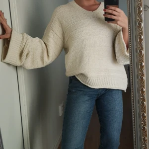  - Snygg stickad tröja med vida ärmar