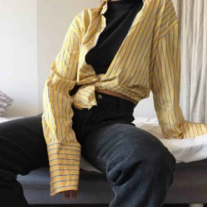 Oversized skjorta - Sorry för dålig upplösning på bilderna!! Men supersnygg skjorta som passar till allt! Kan mötas på söder annars står köparen för frakt❤️