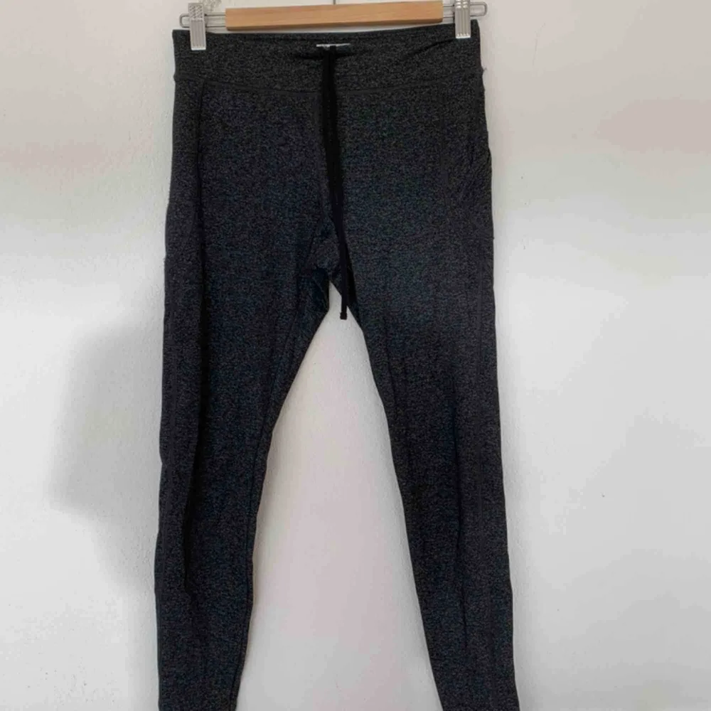 Forever 21 grey leggings! ✨ bought for 200 kr selling for 70 kr ✨ pick up in stockholm or pay for shipping 💖. Jeans & Byxor.
