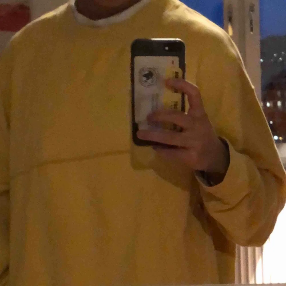 Fin gul sweatshirt!💛 gott skick! Möts upp i Stockholm, köparen står annars för frakt📦 . Tröjor & Koftor.