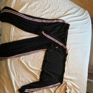  - Jätte skönt det från Nelly, tröjan är croppad och setet har en snygg detalj på sidan.