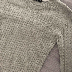 - En grå kabelstickad tröja från Gina. Tröjan är lite nopprig tyvärr. Säljer för att den inte är min stil.