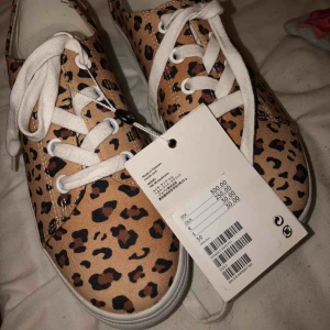  - Ett par oanvända skor ifrån Monki i strl 39, möts upp i sthlm eller så kan jag frakta. Frakt : 50kr