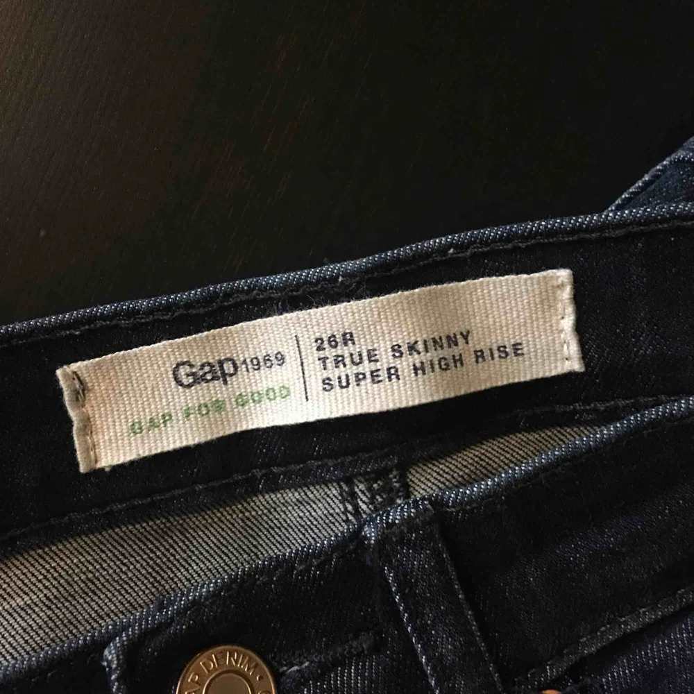 Stuprörsjeans från Gap. ”True skinny, super high rise”. Supersköna att ha på sig, som ett par leggings. Köpte dem för att prova om modellen var för mig, men gillar inte stuprör. Söker därför nytt hem!. Jeans & Byxor.