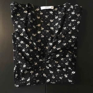  - Blus från Mango. Lite Jeanne Damas/Rouje-stil. Säljer en likadan modell i rött också. Köpt på Mango i Paris! 