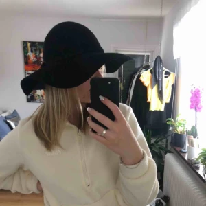  - Svart solhatt från Indiska, aldrig använd! Jättebra material och skick! 