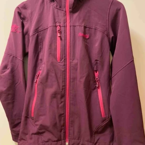  - Vatten och vindtät jacka  Oanvänd  Storlek XS Färg lilla 