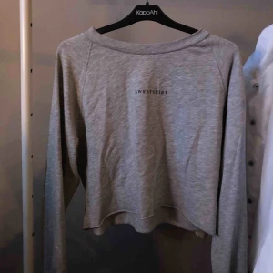  - En croppad sweatshirt från Bershka. Använd för några år sen.
