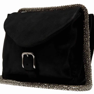  - Från märket IRO. Modell Nilla (Chain bag). 100% cowleather på utsidan. Nypris ca. 3 500kr, säljs för 500kr!