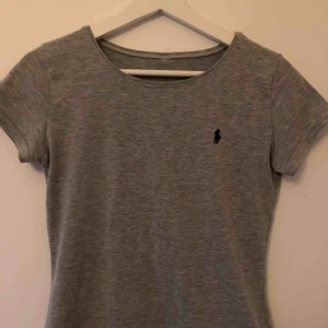  - Grå tajt t-shirt från Ralph Lauren i storleken S 💞