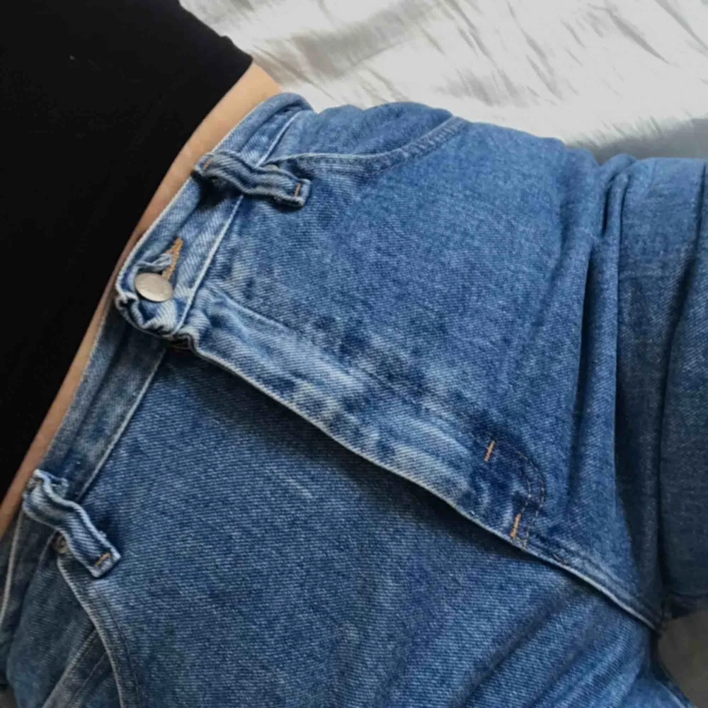 Vintage Wrangler jeans köpta i London. Hög midja, tighta upptill och lite vidare i benen. . Jeans & Byxor.