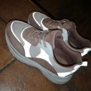  - Använd några gånger men den ser ut som ny storlek 39 men det passar 38 också 