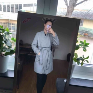  - Grå kappa från BikBok i storlek S