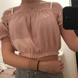 Ljusrosa offshoulder topp från hm i storlek xs  Använd 1 gång Croppad Frakt tillkommer 