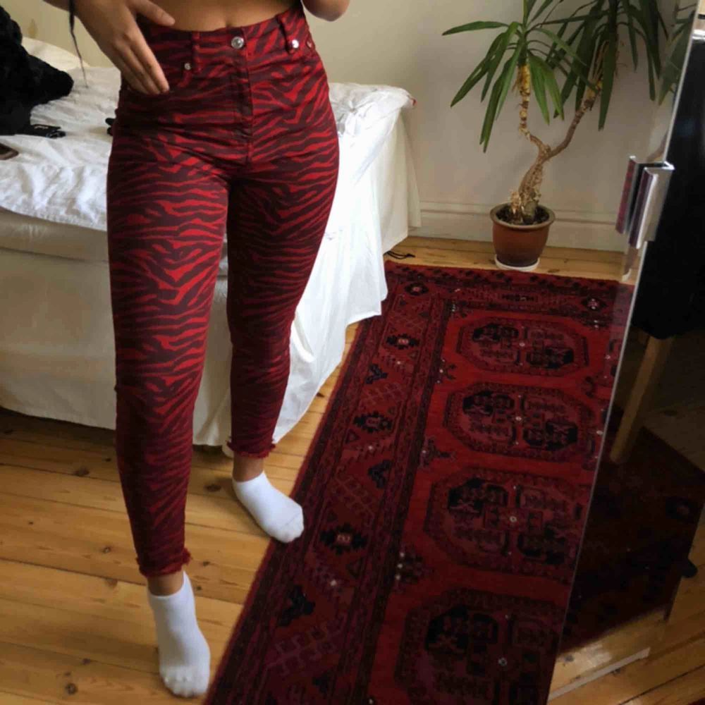 Snygga röda zebramönstrade byxor i väldigt stretchigt material.   Köparen står för frakt:). Jeans & Byxor.