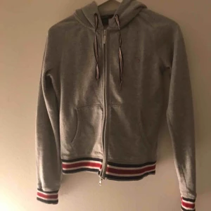 Gant hoodie - Gant hoodie i storlek S, inga skador alls och den e knappt använd 150kr Kan mätas upp eller posta, du betalar frakten ❤️