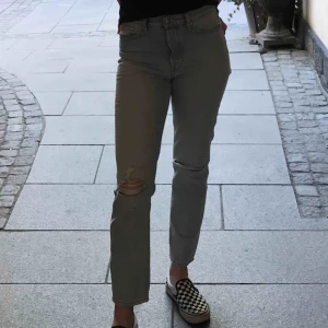  - Ett par ljusa stuprörsjeans men slitningar på knäna, våriga och trevliga!! Möts upp i stockholm eller fraktar <3