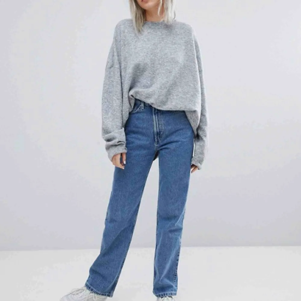 Weekday row sky blue jeans köpt för 2 månader sen jätte fint skick👍. Jeans & Byxor.