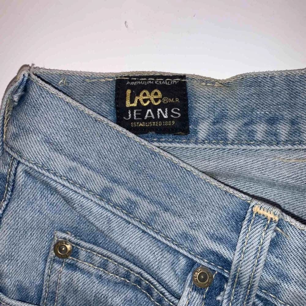 Lee Jeans i modell Seattle. Raka och ljusblå. Storleken säger 26/32 men passar mer för 24 eller 25 i midja. . Jeans & Byxor.