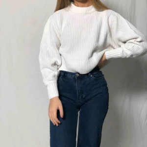  - Vit, stickad tröja från Monki. Möts upp i Malmö annars betalar köparen frakten.