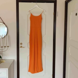  - Cool jumpsuit i en fin orange färg. Aldrig använd!  Frakt tillkommer 