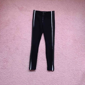  - Tights i tjockare material så de sitter lite bättre än vanliga. Aldrig använt, i väldigt bra skick! Frakt tillkommer 