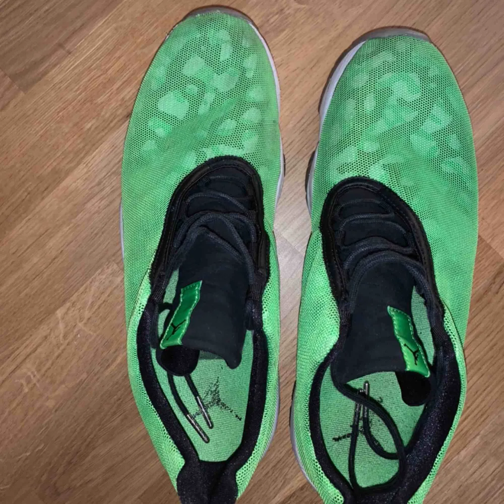 Här har ni ett par riktigt snygga och sällsynta Nike Jordan future skor. . Skor.