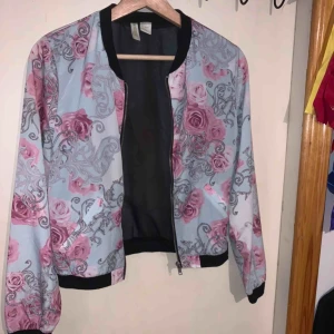  - Tunn bomberjacka, aldrig använd. Passar 34 & 36
