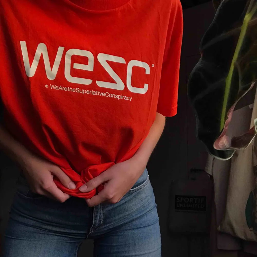 FRAKT INGÅR!🚚 Färgglad oversized t-shirt från WESC som kan lysa upp i höstmörkret. Knappt använd och i mycket fint skick. Superfin att knyta!!. T-shirts.