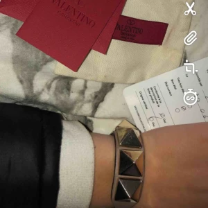  - Valentino armband! Allt medföljer! Passar de flesta!