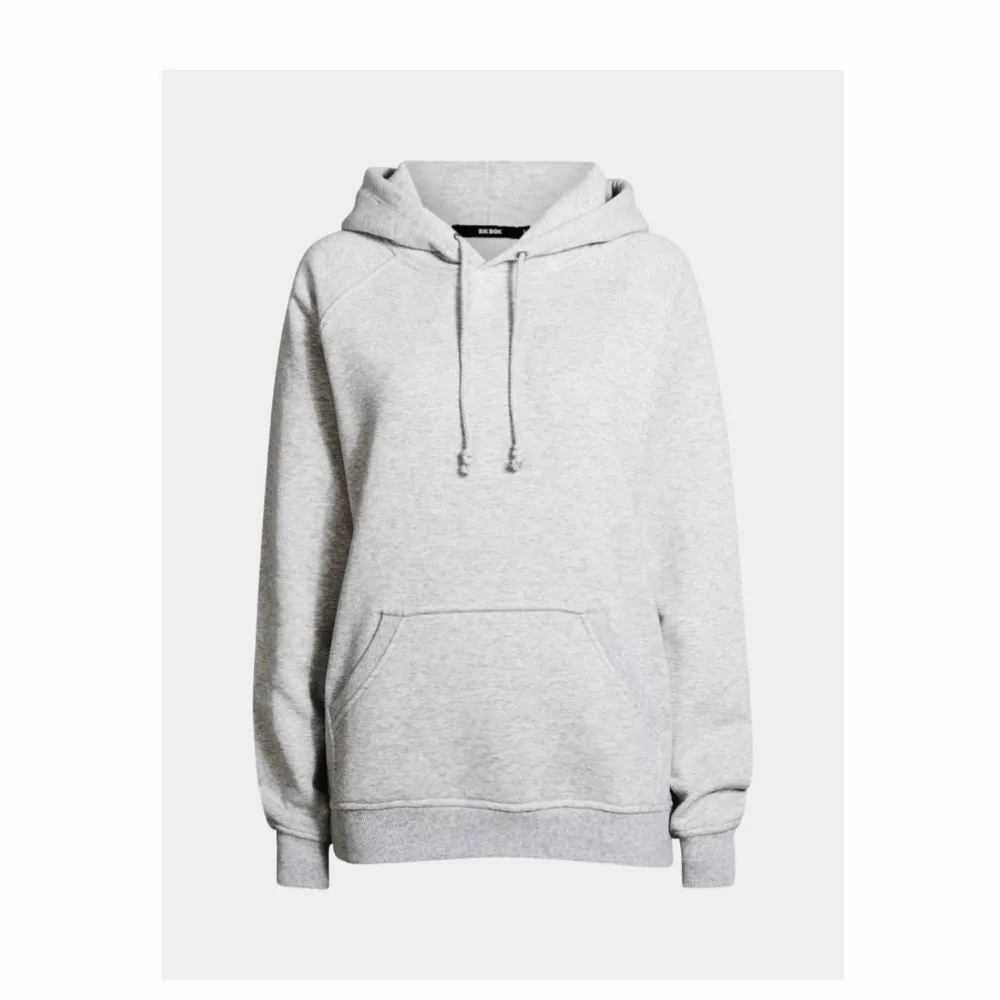 Ljusgrå populär hoodie från bikbok. Jätte bra skick då den knappt är använd. Frakten tillkommer på 63kr men kan även mötas upp i Stockholm . Hoodies.