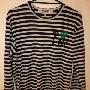  - Vintage CDG long sleeve  Detaljer Några defekter på högerarmen, kan skicka mer bilder på det om intresse finns!